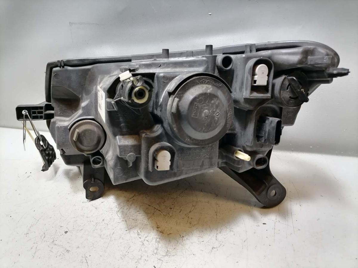Dacia Sandero 2 original Scheinwerfer vorn rechts Halogen Halter oben abgebrochen Bj.2016